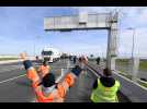 Calais : le port bloqué par des manifestants