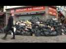 Un selfie devant une montagne de poubelles ? Les détritus décorent Paris