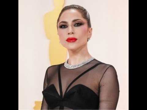VIDEO : Oscars 2023 : Lady Gaga vient en aide  un photographe aprs une chute