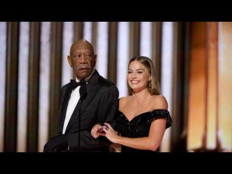 VIDEO : Oscars 2023 : pourquoi Morgan Freeman portait-il un gant ?