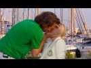 Bertrand Chameroy offre un baiser de cinéma surprise à Anne-Elisabeth Lemoine à Cannes dans C à...