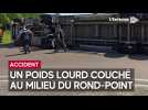 Un poids lourd couché au rond-point de Saipol à Nogent-sur-Seine