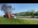 Un camion prend feu sur le bord de l'autoroute A4