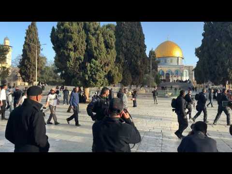 Army-backed religious Jews enter Al-Aqsa compound after overnight clashes