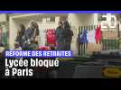 Manifestation contre la réforme des retraites : Des élèves bloquent l'entrée d'un lycée à Paris