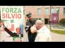 Italie: des partisans de Silvio Berlusconi devant l'hôpital où il est soigné
