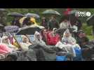 Couronnement de Charles III La foule suit la cérémonie devant des écrans géants, sous la pluie