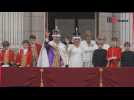 Après le couronnement, Charles III et Camilla saluent la foule