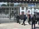 VIDÉO. Manifestation du 1er-Mai : l'hôtel de ville d'Angers pris pour cible par des casseurs
