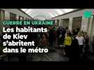 En Ukraine, ces habitants de Kiev s'abritent dans le métro après une nouvelle attaque aérienne