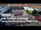 Des collégiens de Châlons-en-Champagne forment une chaîne humaine
