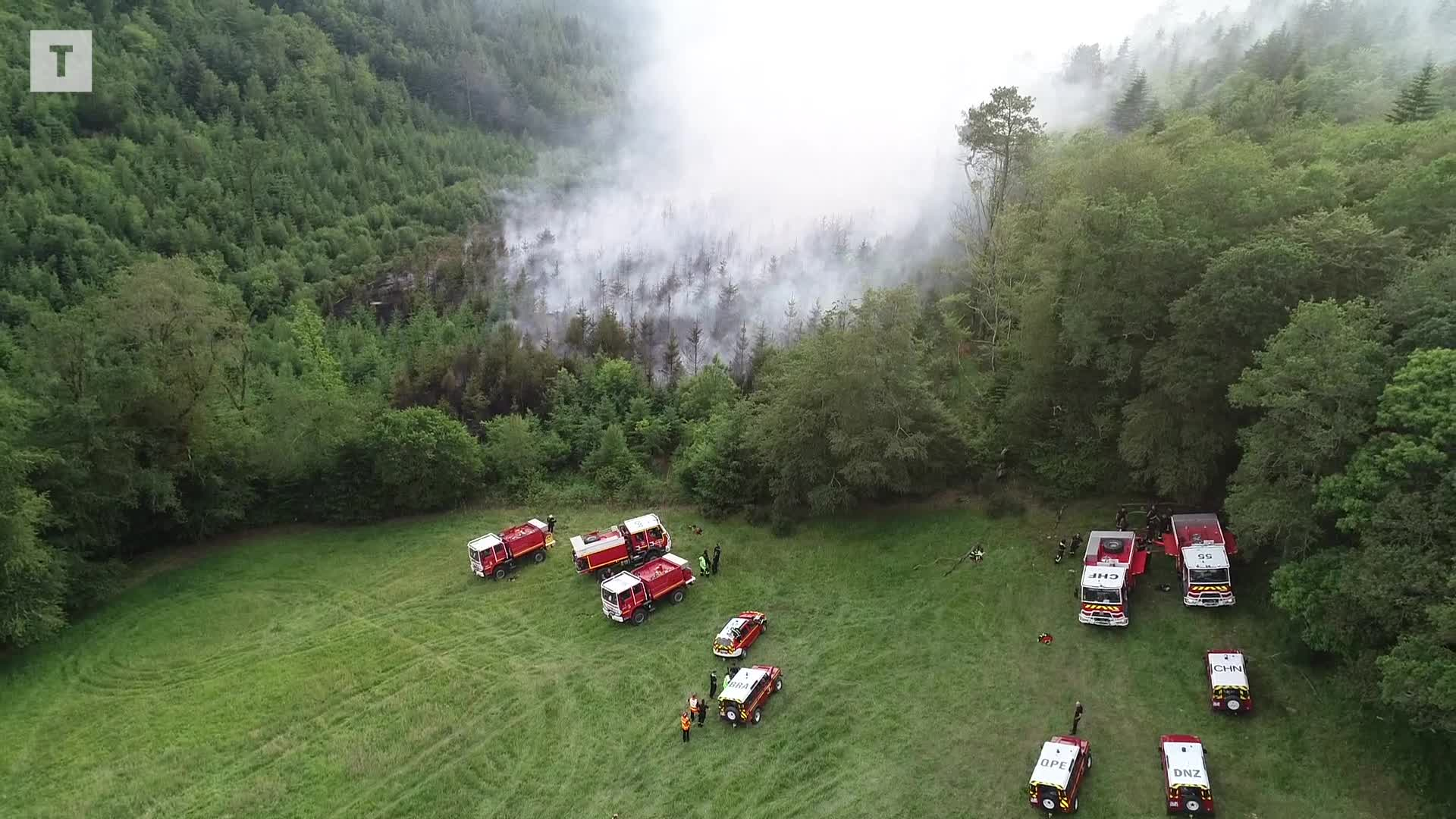200 pompiers et un hélico bombardier d'eau : incendie maîtrisé sur 5 à 6 ha à Saint-Goazec [Vidéo]