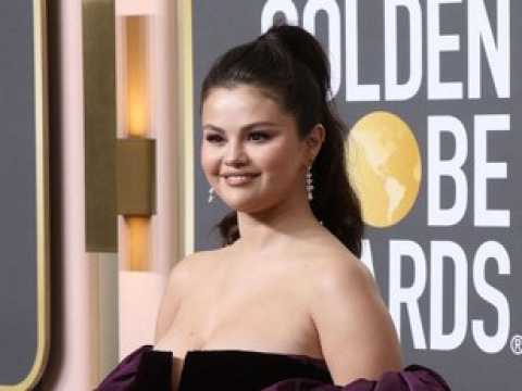 VIDEO : « Je suis un peu exigeante » : Selena Gomez évoque son célibat avec humour