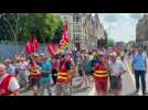 Les manifestants descendent l'avenue d'Arches à Charleville-Mézières