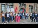 Des animateurs péri-scolaires manifestent devant la mairie de Bailleul