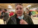 Sylvie, très émue et cliente d'Auchan, est venue soutenir Thomas, le salarié licencié par Auchan
