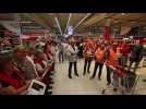 Manifestation de soutien en chanson pour Thomas, le salarié licencié car il chante trop fort, par Auchan Louvroil
