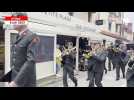 VIDÉO. Une fanfare néerlandaise dans les rues d'Arromanches