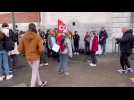 Saint-Omer : des lycéens de Ribot chantent contre la réforme devant les grilles de leur lycée.