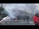 A Lorient, les manifestants jettent des projectiles sur le commissariat