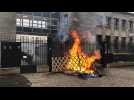 Un feu allumé devant le commissariat