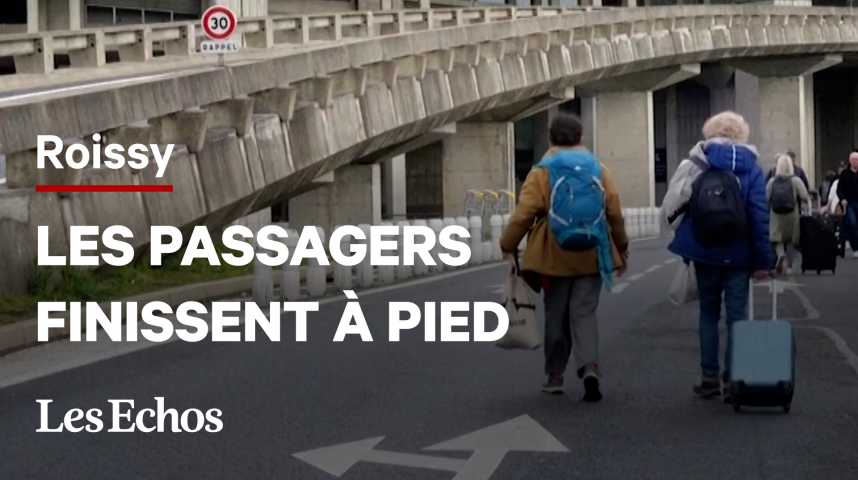 Illustration pour la vidéo Des manifestants bloquent l’accès à Roissy Charles-de-Gaulle, les touristes finissent à pied