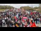 Les manifestants d'Amiens arrivent au rond-point de L'Oncle Sam