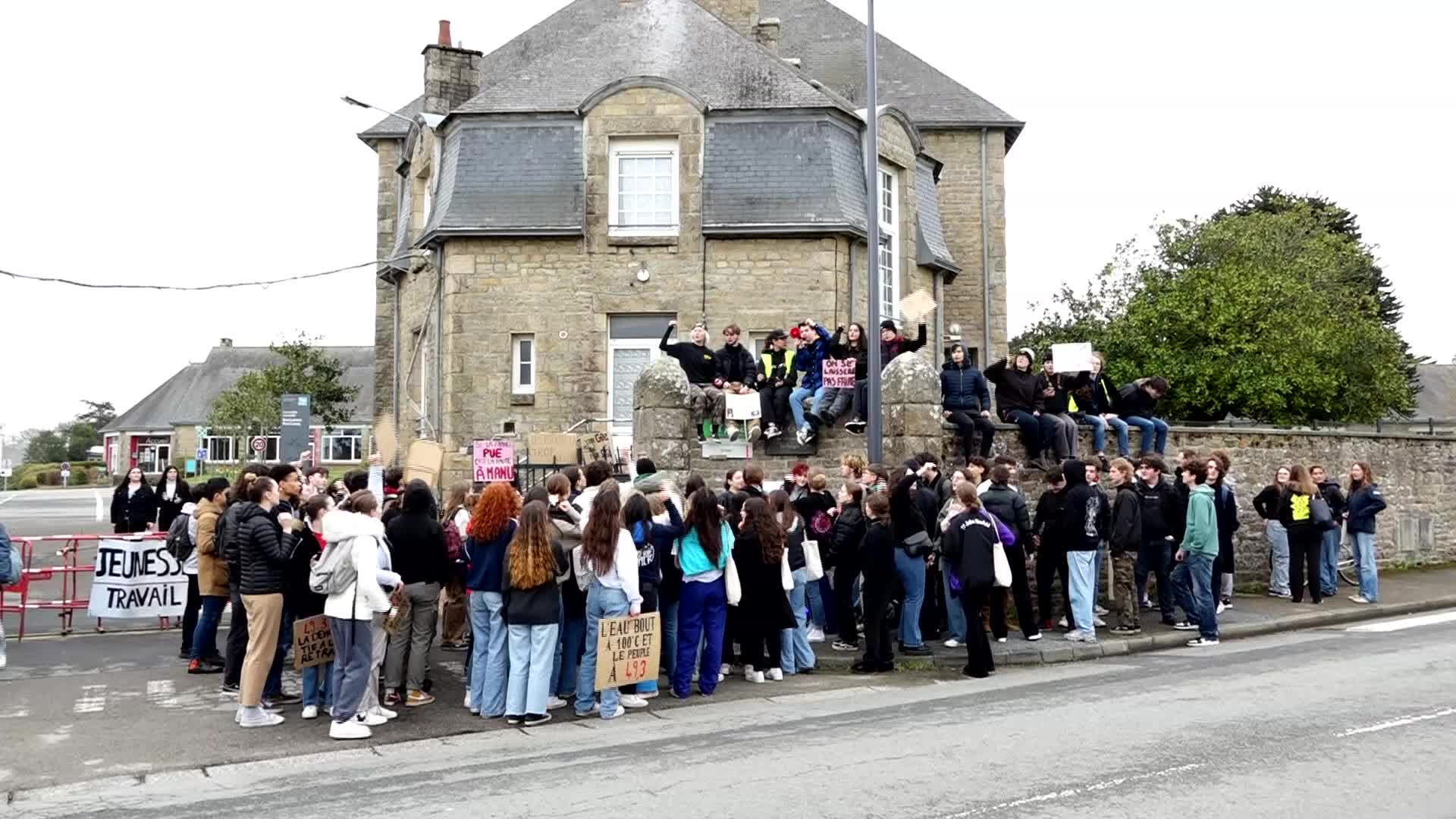 Pont-l'Abbé : Les lycéens manifestent contre la réforme (Tébéo-TébéSud)