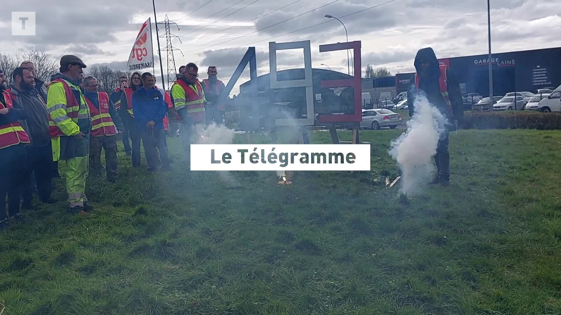Zone des Châtelets à Ploufragan, les manifestants mettent le feu au 49.3 (Le Télégramme)