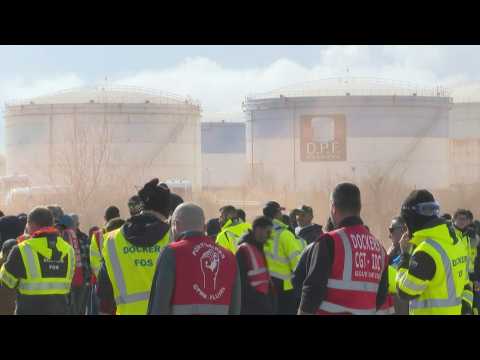 Pensions: dockers rally in front of the Fos-sur-Mer oil depot