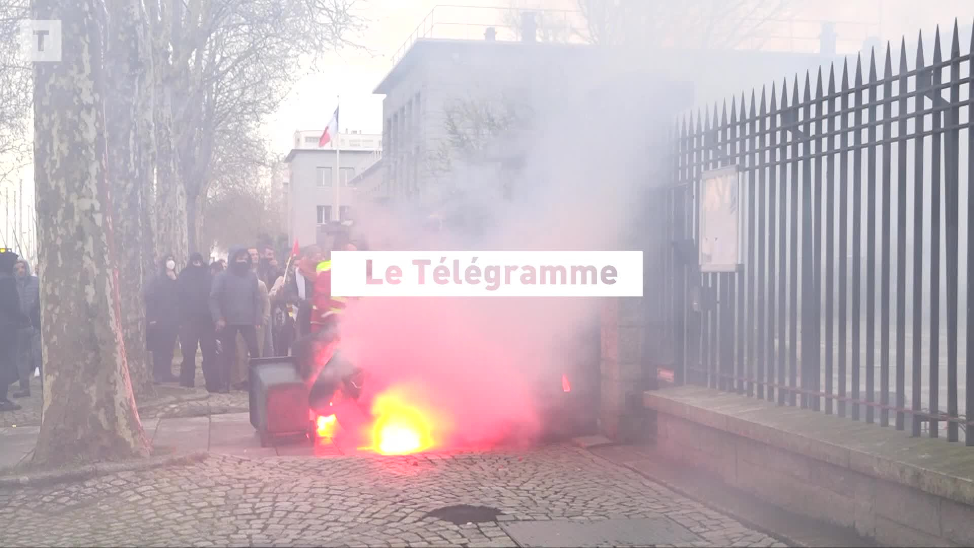Retraites : les images de l'attaque du commissariat de Lorient (Le Télégramme)