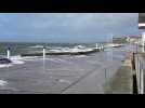 À Wimereux, de belles grosses vagues sur la digue