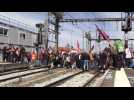 Toulouse : des manifestants envahissent les voies et bloquent un TGV gare Matabiau