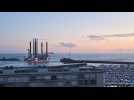 Au Havre, les mâts d'éoliennes quittent le port à destination de Saint-Brieuc