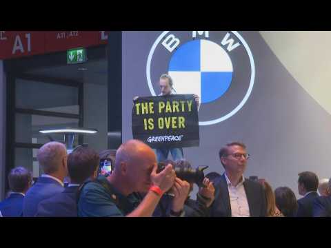Greenpeace disrupts Scholz visit to Munich motor show