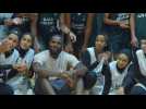 La star de la NBA Lebron James rencontre de jeunes joueurs saoudiens à Ryad