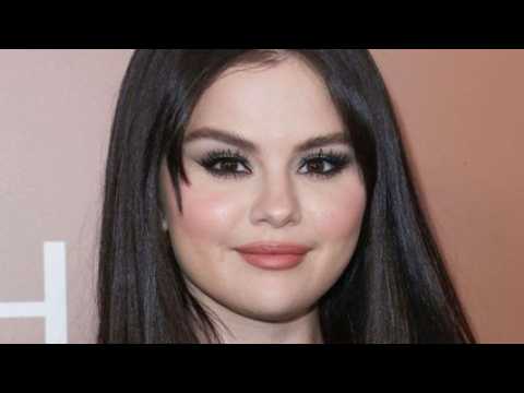VIDEO : Selena Gomez : la chanteuse reproduit une séquence culte de « Sex and the City »
