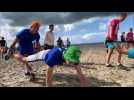 Dunkerque: le troisième championnat de brouette humaine anime la plage
