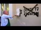 Le président du Conseil national autrichien repeint des graffitis antisémites à Vienne