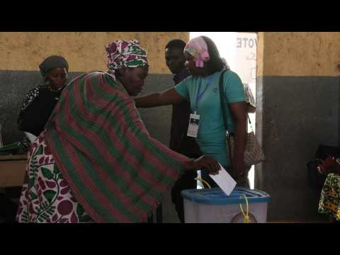 Chadians start voting in presidential election