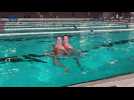 les nageuses ukrainiennes Maryna et Vladyslava Aleksiiva, s'entraînent à la piscine Nemausa à Nîmes