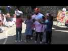 VIDEO. Lewis Evans chante avec les écoliers de l'Yser avant les 4e RDV de la Récré à Saint-Lô