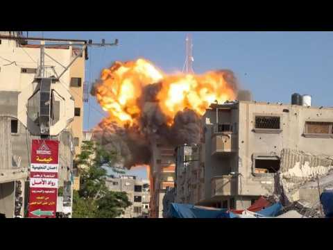 Israeli airstrike destroys building in central Gaza