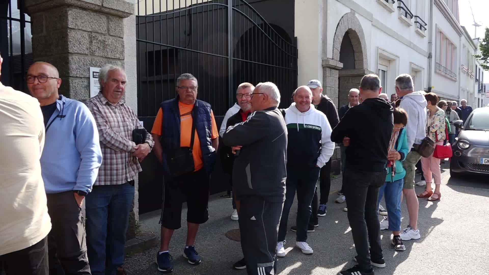 Stade Brestois : file d'attente devant le club pour renouveler sa carte d'abonnement [Vidéo]