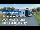 Biache-Saint-Vaast: un poids lourd se couche sur la chaussée