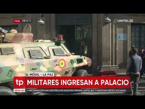 Bolivia: Armored military vehicle rams door of presidential palace