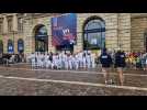 Les porteurs de la flamme devant la mairie