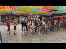 VIDÉO. La fanfare Les trompettes de Fallope anime la place du Martray sous la pluie à Pontivy