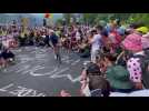 Romain Bardet qui tape les mains de ses fans lors de son passage dans le virage qui portait son nom