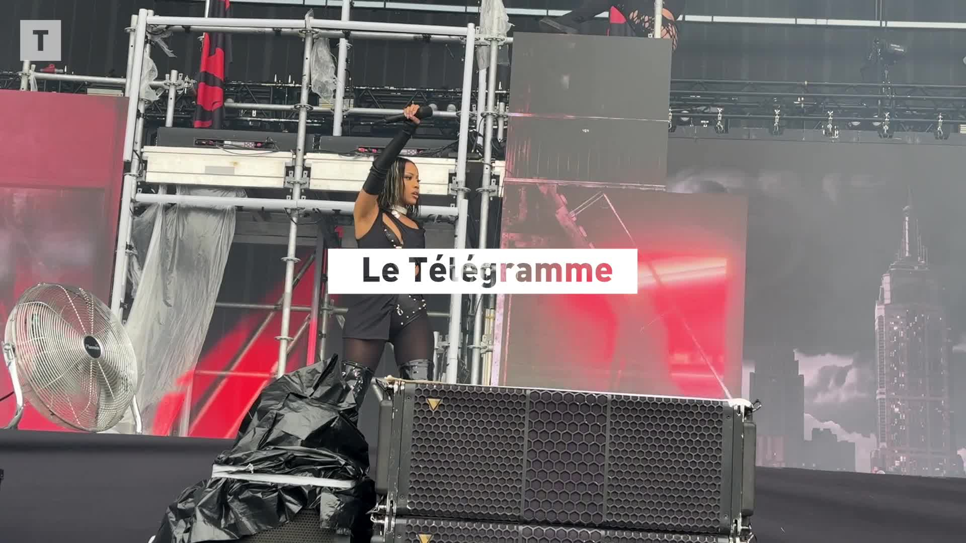 Aux Vieilles Charrues, la rappeuse Shay livre un concert chaud bouillant [Vidéo]